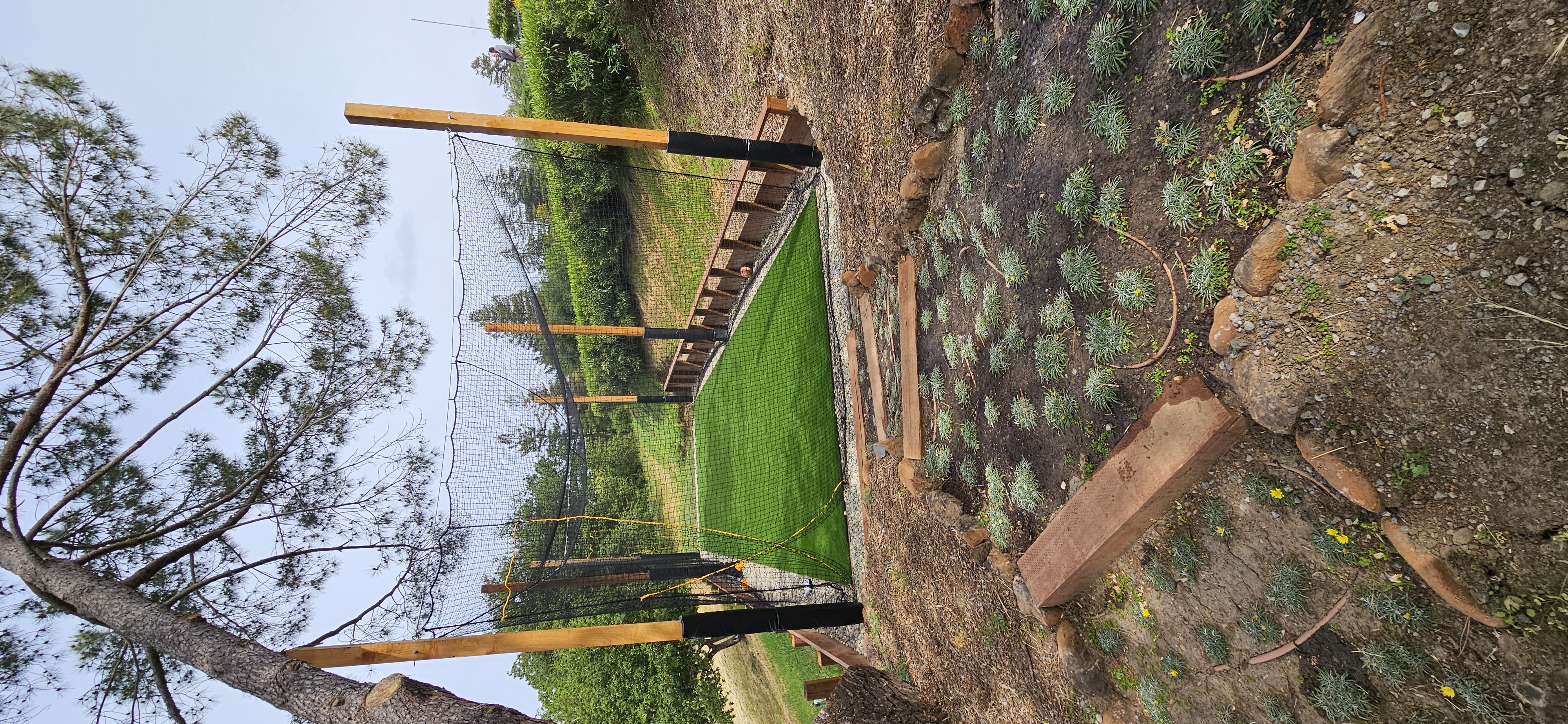 Deck de madera moderna con área de descanso al aire libre.