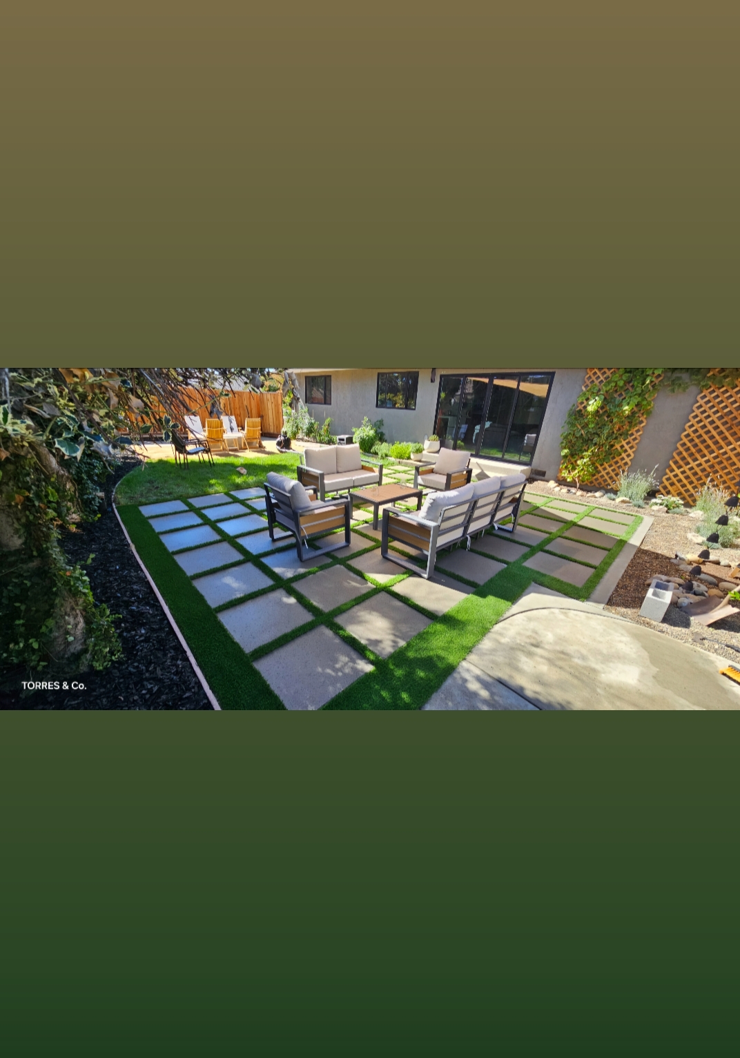 Proyecto de hardscaping con muro de contención y jardín.